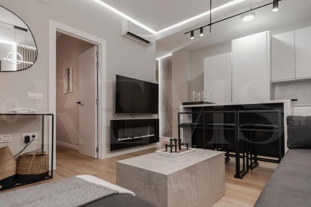 Contemporary Minimalist Apartment By Rems Malaga Zewnętrze zdjęcie